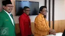 Ketua Umum DPP Hanura Oesman Sapta Odang (kedua kanan) bersama sejumlah petinggi partai-partai pendukung Ahok-Djarot jelang menggelar konferensi pers usai mengadakan pertemuan di Jakarta, Selasa (7/3). (Liputan6.com/Johan Tallo)