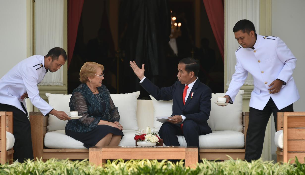 Presiden Jokowi dan Presiden Republik Chile, Michelle Bachelet bincang santai di beranda belakang Istana Merdeka, Jumat (12/5). Presiden Chile berkunjung ke Indonesia untuk membahas penguatan kerja sama bilateral Indonesia - Chile. (Bay ISMOYO/AFP)