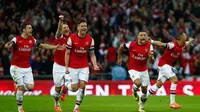 Para pemain Arsenal melakukan selebrasi usai memastikan lolos ke final Piala FA setelah mengalahkan Wigan Athletic di Stadion Wembley, London (12/4/2014). (REUTERS/Eddie Keogh)
