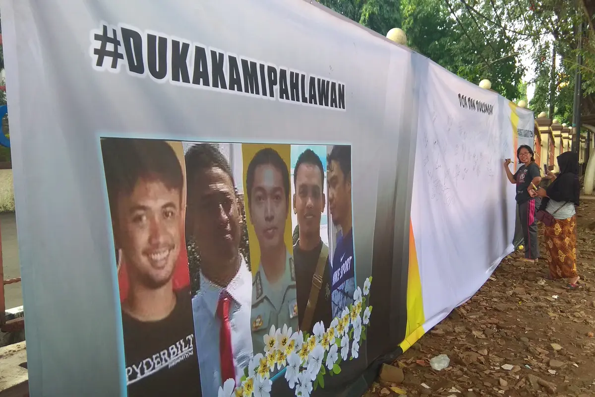 Di depan RS Bayangkara terpasang spanduk panjang berwarna putih lengkap dengan foto 5 anggota polisi yang jadi korban keganasan narapidana terorisme.