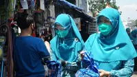 Pembagian masker oleh PKK Kota Bandung kepada warga. (sumber foto : Humas Pemkot Bandung)