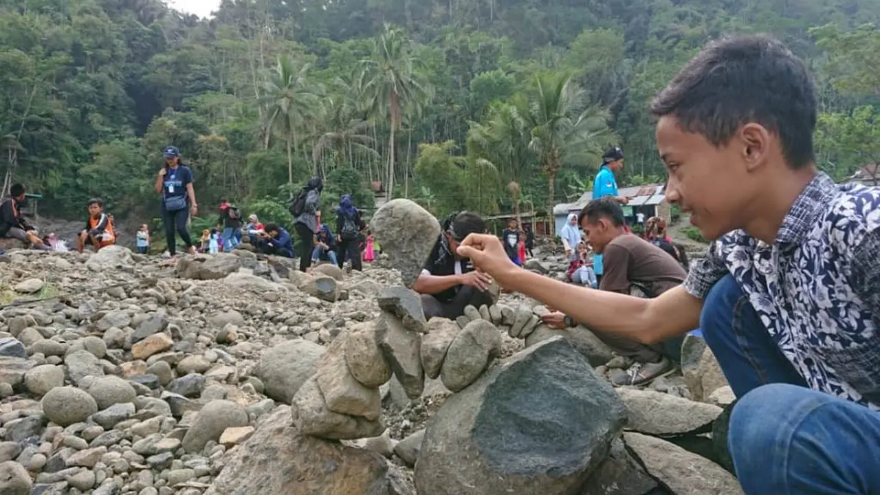 Kompetisi menata atau menyusun batu (Rock balancing) dalam Tanalum Culture Festival, 4 Agustus 2019. (Foto: Liputan6.com/Dinkominfo PBG/Muhamad Ridlo)
