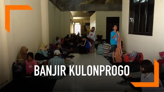 Ratusan warga Kulonprogo, DI Yogyakarta mengungsi di Stadion Cangkringan setelah ruahnya terendam banjir.