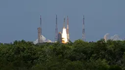 New York Times melaporkan misi Chandrayaan-3 ini adalah misi pengulangan setelah usaha pertama India empat tahun lalu untuk menempatan robot di Bulan gagal. Pesawat yang membawa robot itu hancur menabrak kawah Bulan. (AP Photo/Aijaz Rahi)