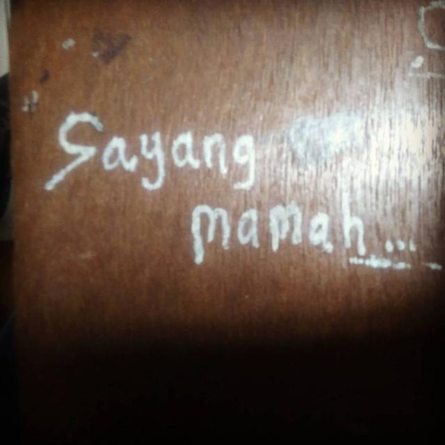 Bikin Nostalgia, 6 Coretan Murid di Meja Kelas Ini Nyeleneh