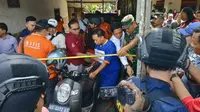 Tim Polda Jawa Timur menggelar rekontruksi 38 adegan pembunuhan guru tari dengan modus mutilasi. (Liputan6.com/ Dian Kurniawan)re