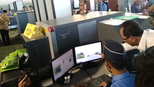 Usai ledakan bom gereja di Surabaya, Jawa Timur, Menhub Budi Karya melakukan sidak di Bandara Soekarno Hatta pada Minggu (13/5/2018).(Liputan6.com/Pramita Tristiawati)