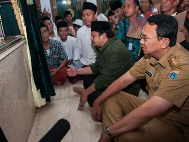 Gubernur DKI Jakarta Basuki T Purnama mengikuti doa bersama di makam Habib Hasan Al Haddad atau Mbah Priok, Koja, Jakarta Utara, Selasa (14/2). Pemerintah DKI Jakarta berencana melakukan penataan lahan pemakaman tersebut. (Liputan6.com/Gempur M Surya)