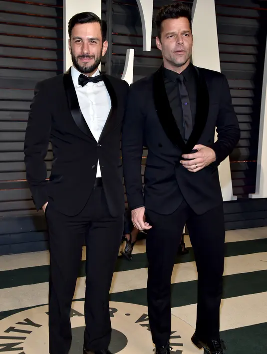 Artis Jwan Yosef dan penyanyi Ricky Martin menghadiri pesta Oscar Vanity Fair 2017 di Beverly Hills, California, (26/2/2017). Meski telah menikah diam-diam keduanya belum menggelar pesta pernikahan. (Pascal Le Segretain / Getty Images / AFP)