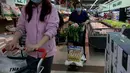 <p>Orang-orang membeli makanan dan kebutuhan rumah tangga di sebuah supermarket di Beijing pada 25 April 2022. Kekhawatiran penguncian Covid memicu pembelian panik dan antrean panjang untuk pengujian massal di Beijing pada 25 April ketika otoritas China bergegas untuk membasmi wabah di ibu kota. (AFP/Noel Celis)</p>