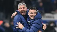 Asisten pelatih Inter Milan Aleksandr Kolarov (kiri) bersama Lautaro Martinez. (Isabella BONOTTO / AFP)