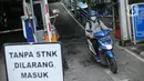 Pengendara motor keluar dari area Park and Ride Vertikal Terminal Ragunan, Jakarta, Selasa  (29/11/2022). Rata-rata pengendara yang menitipkan motor di Park and Ride vertikal Terminal Ragunan ini merupakan warga sekitar dan Depok. (Liputan6.com/Faizal Fanani)