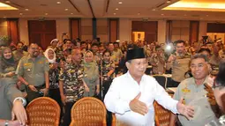 Usai menyalami petinggi FKPPI, Prabowo bermaksud duduk di kursi yang   ada di belakangnya sementara bangku di samping kirinya tampak masih   kosong (Liputan6.com/Johan Tallo)