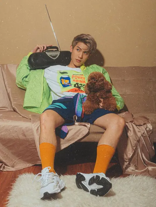 Kekasih Marion Jola ini tampil dengan outfit yang lebih colorful dalam salah satu pemotretanny. (Liputan6.com/IG/@julianjacs)