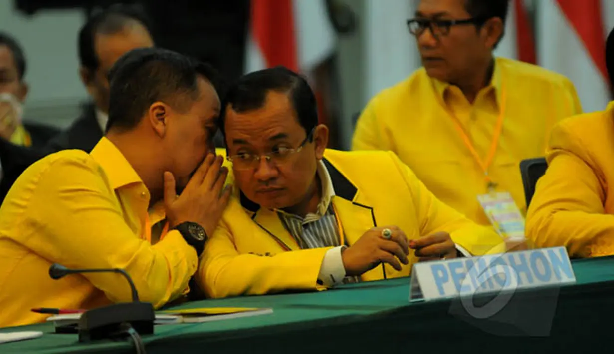 Wakil Ketua Umum Golkar Munas Ancol, Priyo Budi Santoso (kanan) terlihat ikut menghadiri sidang Mahkamah Partai Golkar di kantor DPP Partai Golkar, Rabu (11/2/2015). (Liputan6.com/Faisal R Syam)
