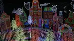 Hiasan lampu Natal di taman hiburan Universal Studio Singapura, Kamis (17/11). Taman hiburan ini memecahkan rekor Guinness dengan hiasan lampu Natal sebanyak 824.961 buah. (AFP PHOTO/ Roslan Rahman)