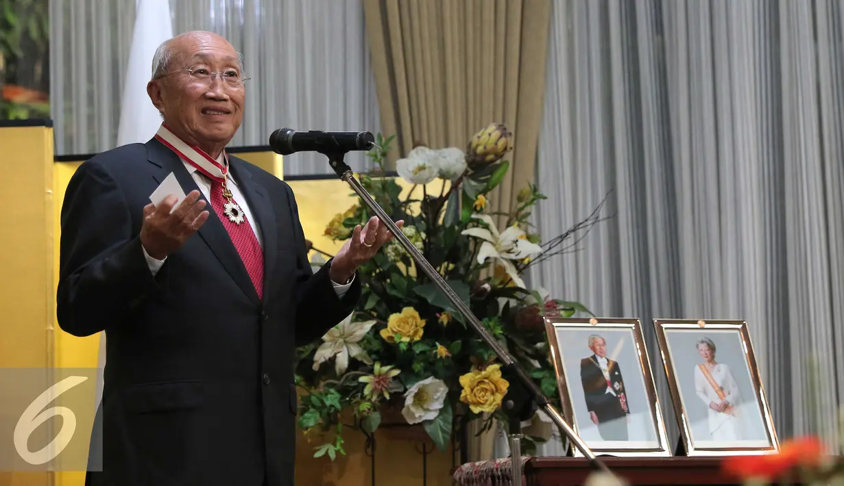 Pengusaha, Sofjan Wanandi memberikan sambutan usai menerima penghargaan dari pemerintah Jepang di Jakarta, Selasa (1/12). Sofjan dinilai berkontribusi bagi perkembangan hubungan ekonomi antara Jepang dengan Indonesia. (Liputan6.com/Angga Yuniar)