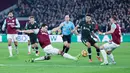 Liverpool menggilas West Ham tanpa ampun dengan skor telak 5-0. Pertandingan berjalan tidak seimbang. Pasukan Arne Slot jelas terlalu kuat untuk West Ham yang tampil mengecewakan di hadapan pendukung sendiri. (AFP/Adrian Dennis)