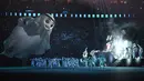 Maskot Qatar 2022 La'eeb tampil saat upacara pembukaan menjelang pertandingan sepak bola Grup A Piala Dunia Qatar 2022 antara Qatar dan Ekuador di Stadion Al-Bayt di Al Khor, utara Doha (20/11/2022). Pembukaan diawali dengan pemutaran video resmi Piala Dunia 2022. (AFP/Manan Vatsyayana)