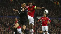 Kapten Manchester United, Antonio Valencia, berebut bola dengan gelandang Sevilla, Joaquin Correa, pada laga Liga Champions di Stadion Old Trafford, Selasa (13/3/2018). Manchester United takluk 1-2 dari Sevilla. (AP/Dave Thompson)