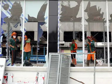 Petugas PPSU membersihkan sisa pecahan kaca di halte transjakarta Senen, Jakarta, Jumat (9/10/2020). Unjuk rasa menentang disahkannya Omnibus Law UU Cipta Kerja berujung aksi anarkis merusak berbagai fasilitas umum pada Kamis malam (8/10). (Liputan6.com/Helmi Fithriansyah)