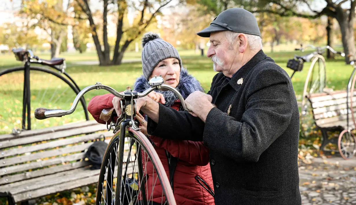 Para penggemar sepeda yang mereka sebut penny-farthing, atau yang juga dikenal sebagai high wheel, dalam kompetisi tradisional 'One Mile Race' di Taman Letna, Praha, Republik Ceko, pada 1 November 2025. Jenis sepeda Penny Farthing cukup tinggi dan unik, karena memiliki dua roda yang masing-masing berukuran besar dan kecil dengan pedal yang dipasang langsung pada poros roda. (Michal Cizek/AFP)