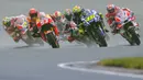 Rivalitas Valentino Rossi dan Marc Marquez merupakan cerita selalu terkenang oleh para pencinta balap. Mereka berdua merupakan Juara Dunia MotoGP yang saat ini sudah mulai pudar masa keemasannya. Berikut ini 5 persaingan panas Rossi dan Marquez di ajang MotoGP. (AFP/Robert Michael)