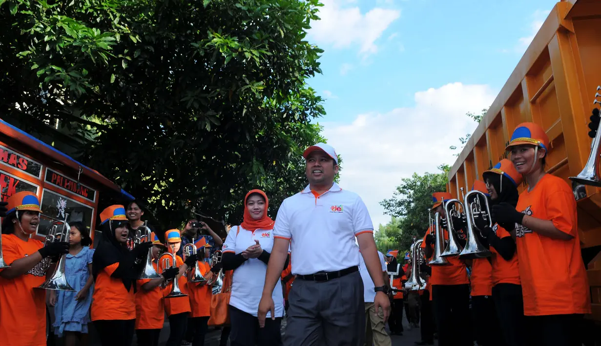Walikota Tangerang Arief R Wismansyah disambut oleh warga Tanggerang dengan parade musik yang meriah, Rabu (23/4/2014) (Liputan6.com/Faisal R Syam).
