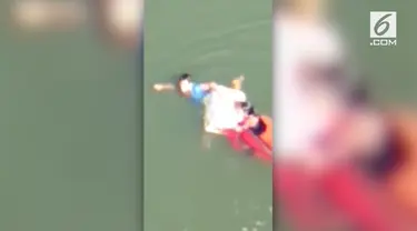 Seorang pria selamatkan wanita yang hendak bunuh diri di India. Ia melompat dri jembatan yang memiliki ketinggian 21 meter.