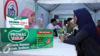 Sejumlah warga melakukan konsultasi kesehatan gratis di area Masjid Istiqlal, Jakarta, (3/7/2015).  Dalam acara tersebut diluncurkan “Gerakan Jakarta Mengaji”. (Liputan6.com/Helmi Afandi)