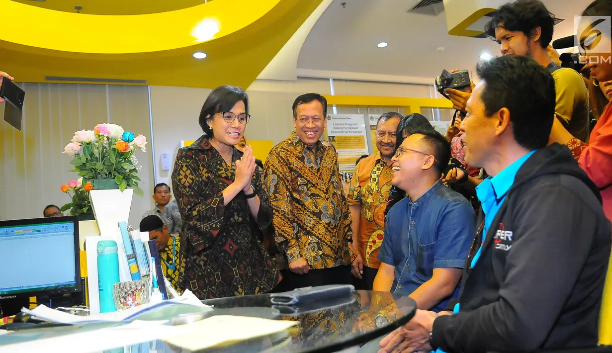 Menkeu Sri Mulyani Indrawati berbincang dengan pelapor SPT pajak penghasilan (PPh) di kantor pelayanan Pajak, Jakarta, Jumat (29/3). Sri Mulyani mengecek langsung proses laporan SPT dengan batas pelaporan SPT untuk orang pribadi adalah per 31 Maret 2019. (Liputan6.com/Angga Yuniar)