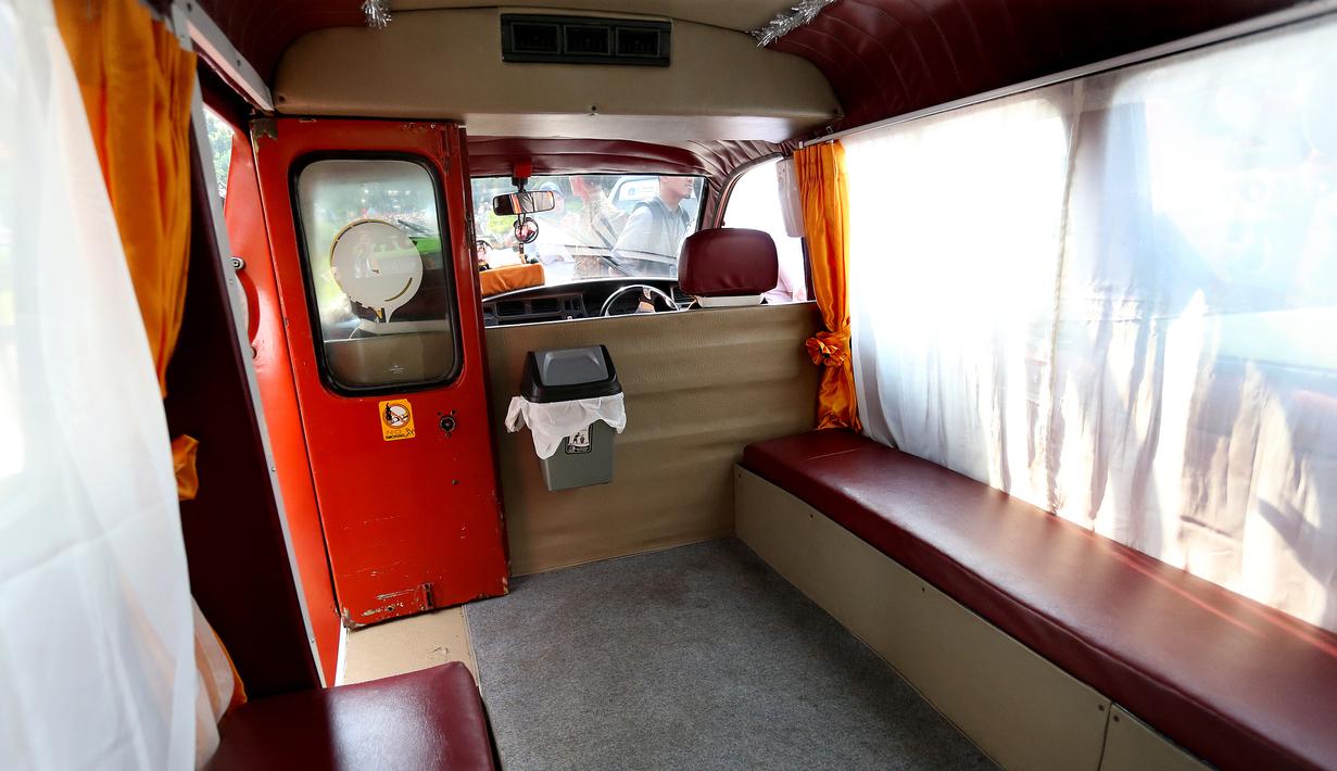 Tampak kondisi angkot ber AC yang resmi diluncurkan Menhub di Monas, Jakarta, Sabtu (1/7). Uber dan Go-Jek mendukung program pemerintah tingkatkan layanan transportasi umum dengan memfasilitasi pemasangan pendingin AC. (Liputan6.com)