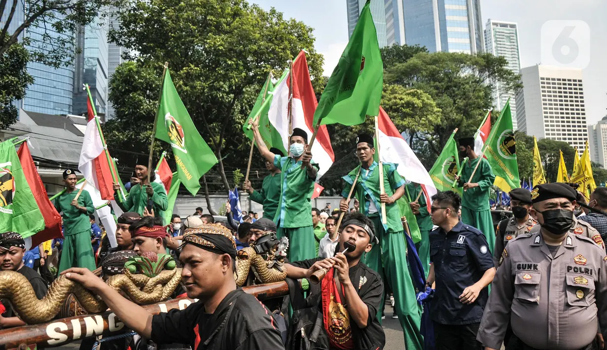 Atraksi tarian tradisional saat mengiringi kedatangan ketiga petinggi KIB di Gedung KPU RI, Jalan Imam Bonjol, Jakarta Pusat, Rabu (10/8/2022). Kedatangan ketiga petinggi KIB tersebut diiringi dengan berbagai atraksi tarian tradisional untuk mendaftarkan partai masing-masing sebagai peserta Pemilu 2024. (merdeka.com/Iqbal S Nugroho)