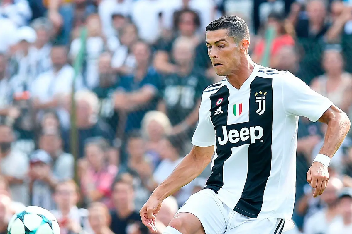 Momen Ronaldo Diajak Selfie Suporter Juventus di Lapangan