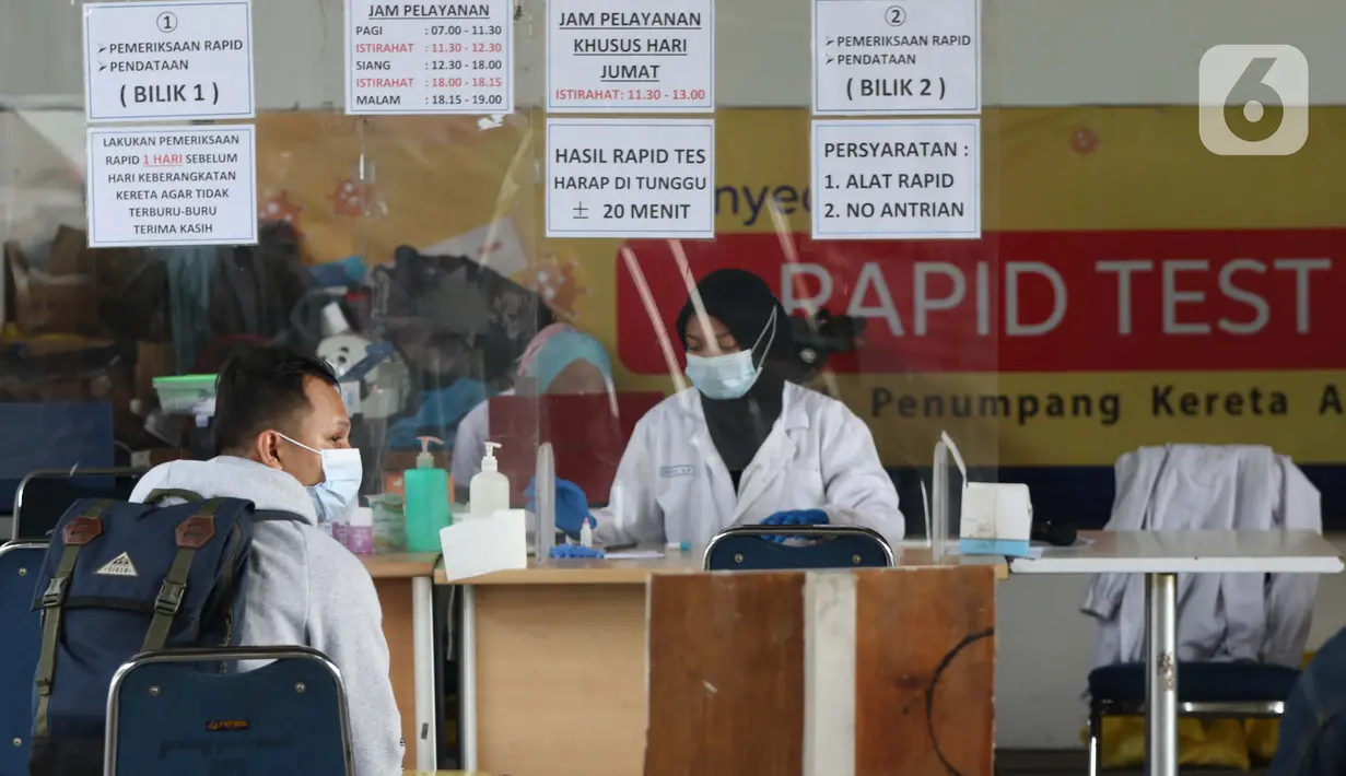 Suasana lokasi tes cepat COVID-19 di area Stasiun Gambir, Jakarta, Rabu (16/12/2020). Selama Natal dan Tahun Baru 2020/2021 (18 Desember 2020 - 6 Januari 2021), PT Kereta Api Indonesia Daop 1 Jakarta akan mengoperasikan 47 KA jarak jauh setiap harinya. (Liputan6.com/Helmi Fithriansyah)