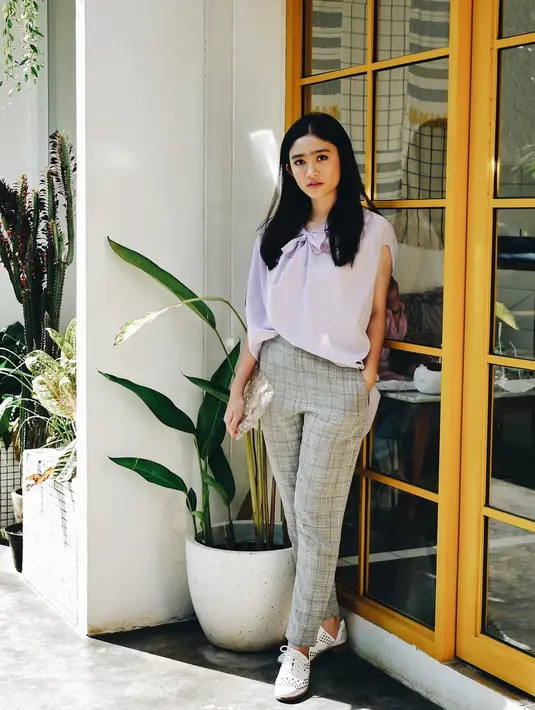 Ditengah kesibukan syuting kalaitu, Febby tetap menyempatkan diri untuk belajar. Ia selalu membaw laptopnya dan belajar di tengah syuting.  (Instagram/febbyrastanty)