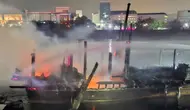 Kebakaran 3 Kapal di Muara Baru, Petugas Berjibaku Padamkan Api