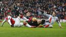 Pemain Arsenal, Alexandre Lacazette (kiri) berebut bola dengan pemain Crystal Palace, Timothy Fosu-Mensah dan Kiper Wayne Hennessey pada lanjutan Premier League di Emirates stadium, London, (20/1/2018). Arsenal menang 4-1. (AP/Frank Augstein)