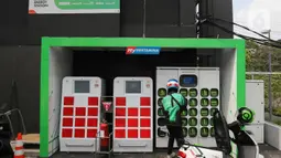 Pengendara ojek online (ojol) mengganti baterai di Stasiun Pengisian Kendaraan Listrik Umum (SPKLU) dan Battery Swapping Station SPBU Pertamina, MT. Haryono, Jakarta, Senin (7/11/2022). Sejak pemerintah resmi menaikkan harga BBM mulai dari pertalite, solar dan pertamax, kendaraan bermotor listrik berbasis baterai (KBLBB) sebagai alternatif kendaraan kembali ramai dibicarakan. (Liputan6.com/Herman Zakharia)