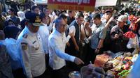 Menteri Koordinator Bidang Pangan Zulkifli Hasan (Zulhas) saat melakukan kunjungan di Pasar Pabaeng-baeng Makassar, Sulawesi Selatan, Jumat (17/1/2025)