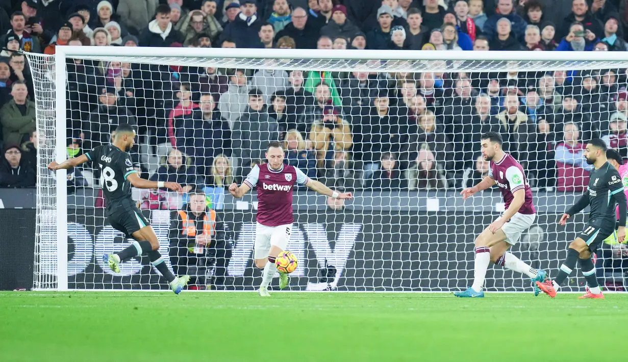Luis Diaz, Cody Gakpo, dan Mohamed Salah mencetak gol untuk Liverpool di babak pertama. (AP Photo/Kirsty Wigglesworth)