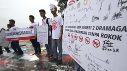 Sejumlah pelajar yang mewakili dari 30 sekolah Bekasi, Tangerang dan Bogor saat beraksi di depan Istana Presiden, Jakarta, Sabtu (25/2). (Liputan6.com/Helmi Afandi)