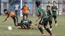 Pemain Timnas Indonesia U-22, Rafi Syarahil, terjatuh saat berebut bola di Lapangan ABC, Senayan, Jakarta, Sabtu (12/1). Pada hari keenam pemusatan latihan, Indra Sjafri menggelar game internal untuk menyaring para pemainnya. (Bola.com/M Iqbal Ichsan)