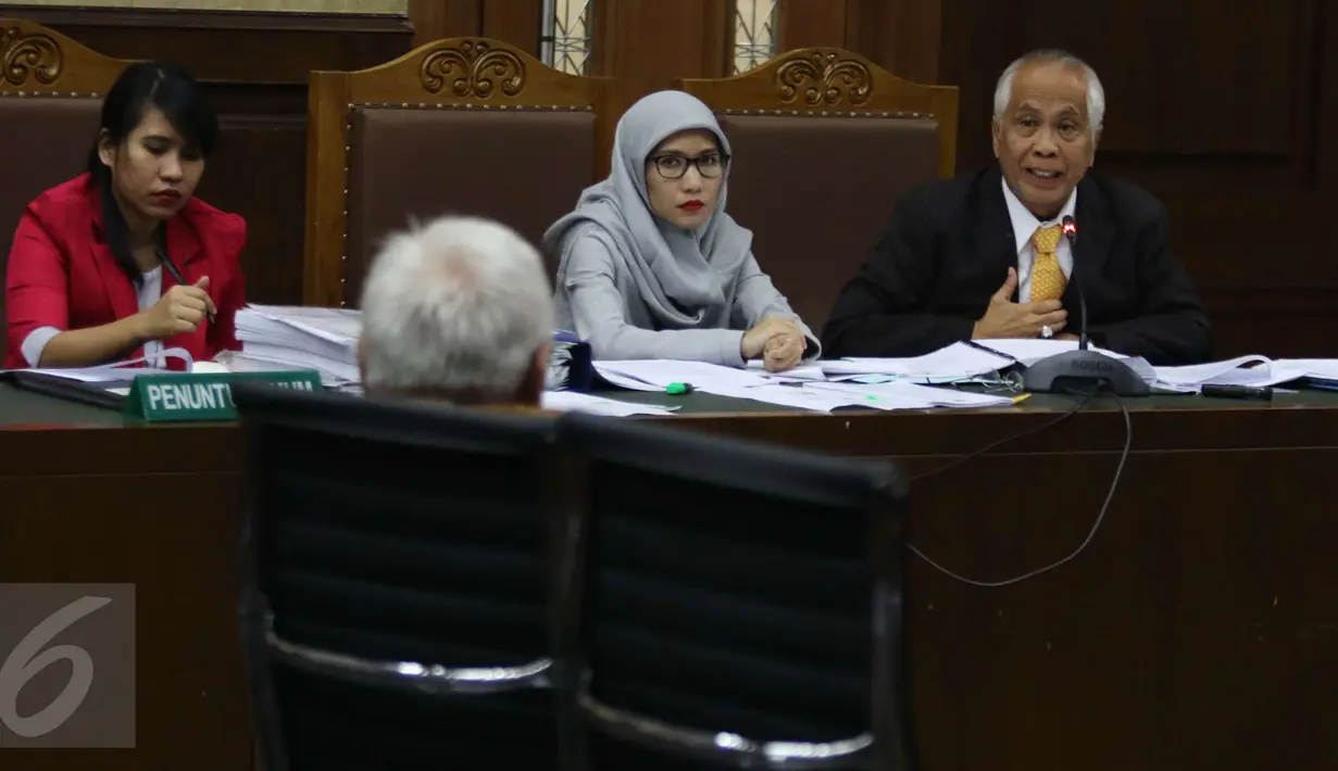 Otto Cornelis Kaligis (kiri) berdialog dengan saksi saat sidang Peninjauan Kembali (PK) di Pengadilan Negeri Jakarta Pusat, Senin (13/3). Sidang tersebut menghadirkan mantan hakim agung Laica Marzuki sebagai saksi ahli. (Liputan6.com/Helmi Afandi)