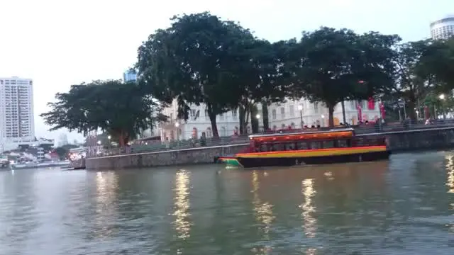 Nuansa Romantis Naik Perahu Boat Keliling Singapore River