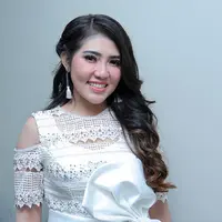 Via Vallen, kini namanya semakin melabung dan memiliki banyak penggemar. Biduan dangdut yang satu ini ternyata juga punya cerita di masa lalu yang kini telah menjadi kenangan indah untuk terus diingat. (Deki Prayoga/Bintang.com)