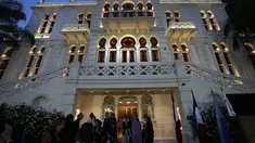 Kerumunan orang berkumpul di halaman Museum Sursock selama acara pembukaan tempat ikonik di Beirut, Lebanon, Jumat, 26 Mei 2023. (AP Photo/Hussein Malla)