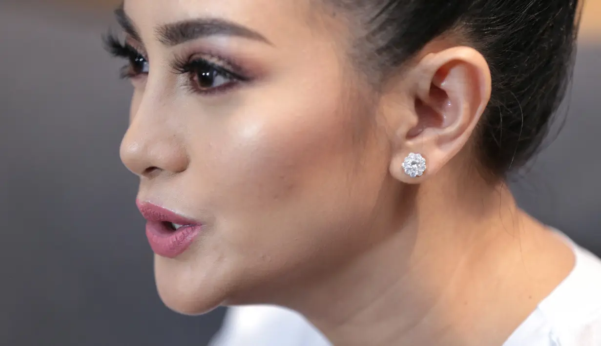 Nah, selain itu Ririn memakai makeup yang tidak berlebihan. Lipstick berwarna pink di bibirnya sangat pas untuk Ririn. Anting kecil di telinga Ririn pun membuat penampilannya semakin memikat. (Adrian Putra/Bintang.com)