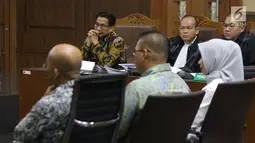 Terdakwa dugaan suap/gratifikasi terkait kerjasama pengangkutan dengan PT HTK yang juga anggota komisi VI DPR RI, Bowo Sidik Pangarso (kedua kiri) menyimak keterangan saksi saat sidang lanjutan di Pengadilan Tipikor, Jakarta, Rabu (20/8/2019). (Liputan6.com/Helmi Fithriansyah)