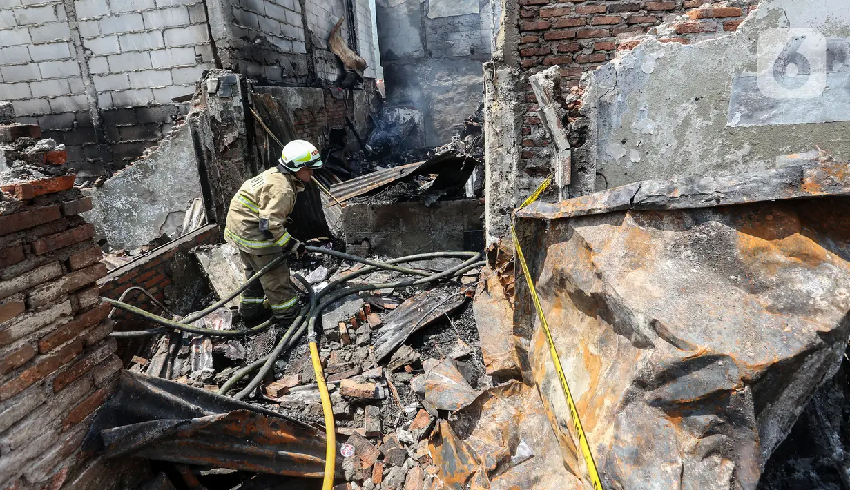 Sebelumnya, kebakaran hebat melanda permukiman padat penduduk di Petojo Selatan. Lokasi kebakaran tepat di depan Pemerintah Kota Jakarta Pusat. (Liputan6.com/Johan Tallo)